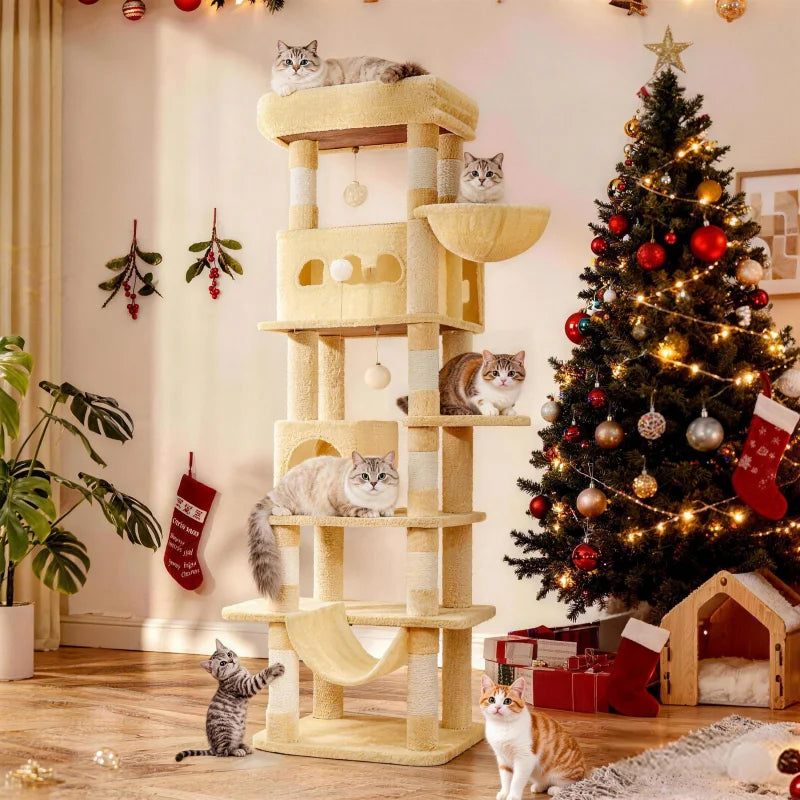 Grand arbre à chat multi-niveaux dans un salon