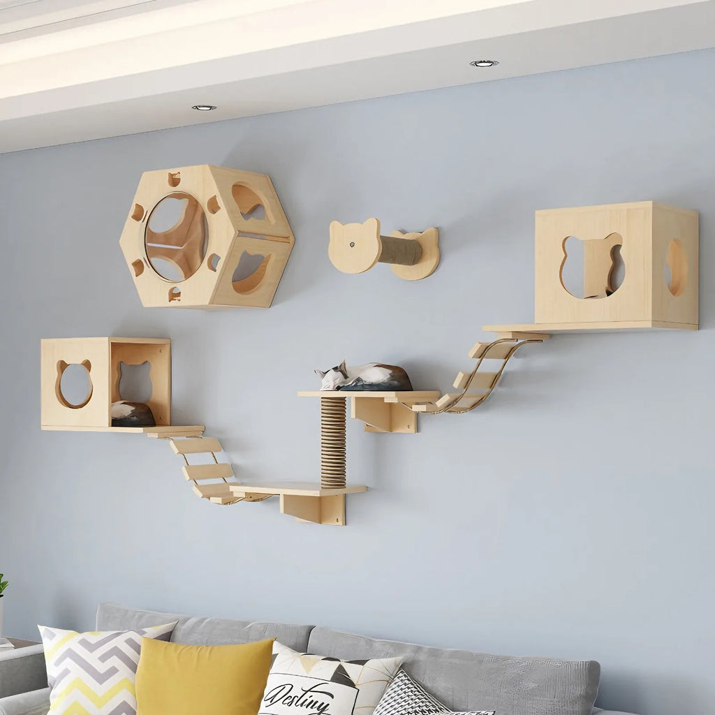 Parcours mural pour chat en bois clair installé au-dessus d'un canapé