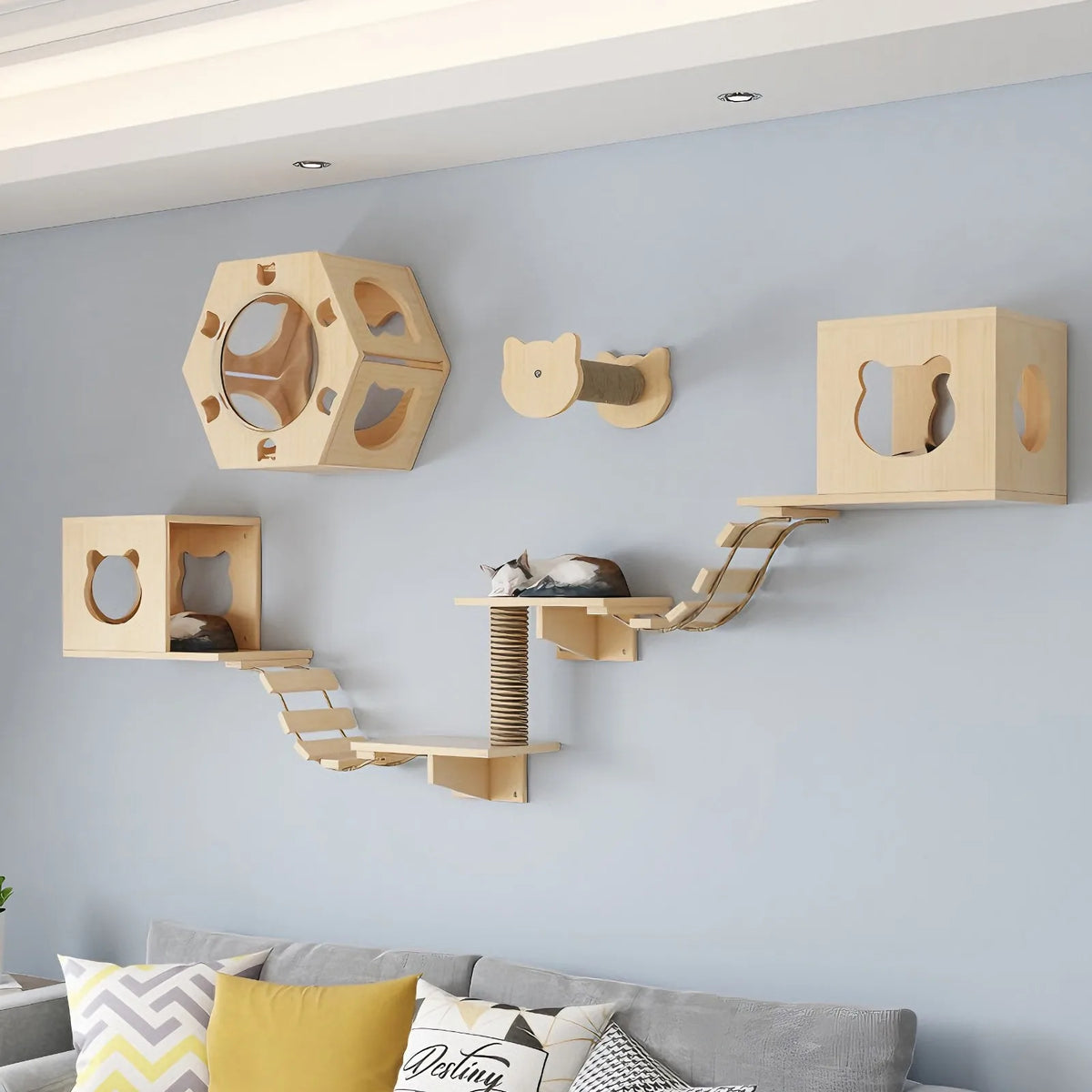 Parcours mural pour chat en bois clair installé au-dessus d'un canapé
