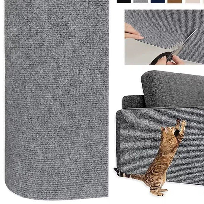 Rouleau de tapis anti-griffes à découper aux ciseaux, collé sur le flanc d'un canapé, avec un chat qui griffe dessus